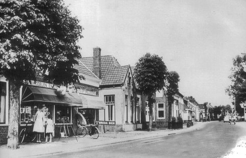 Rechts de winkel van Busscher in de vorige eeuw. (Bron foto: eigen verzameling). 